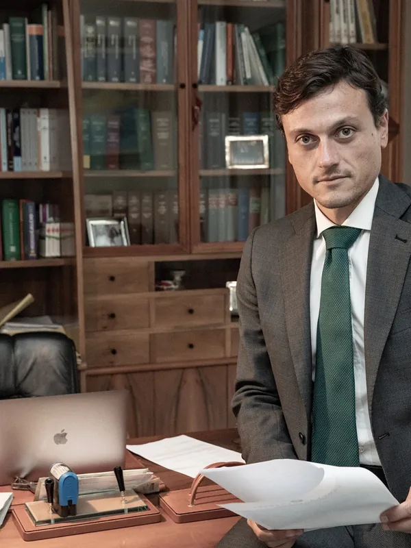Avv. Vincenzo Ezio Esposito, founder di Avvocato Penalista H24, nel suo studio legale